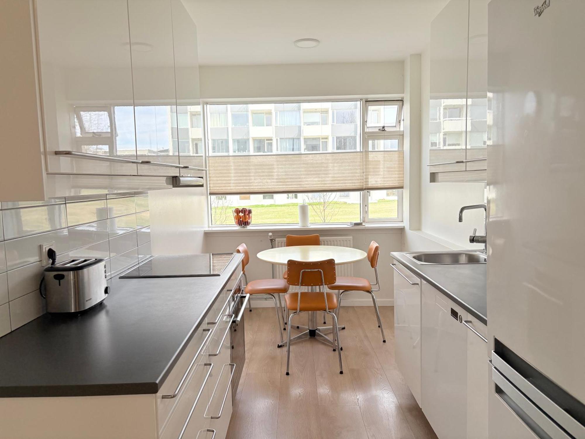 Midnight Sun Apartment *